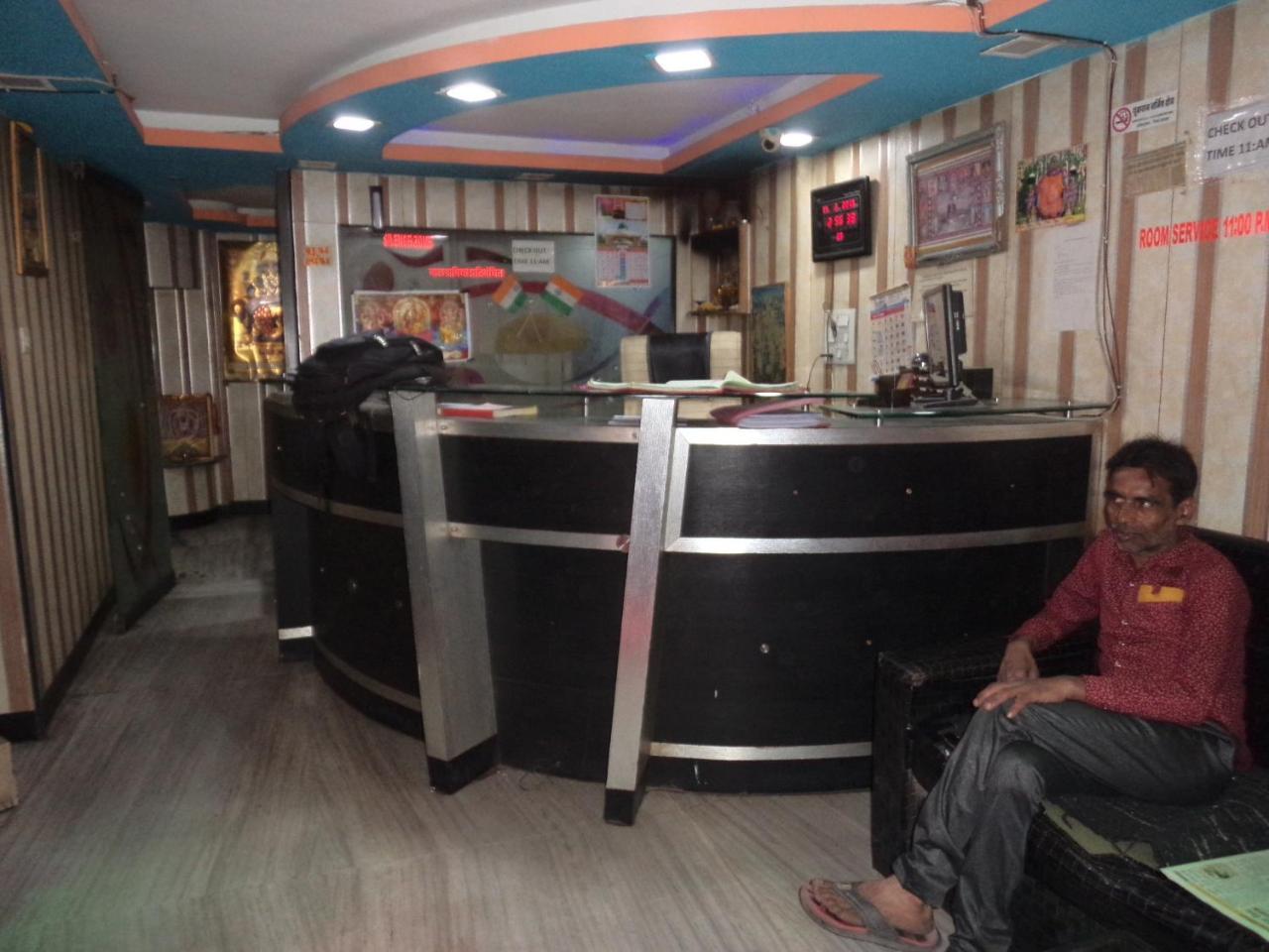 New Crown Hotel Indore Bagian luar foto